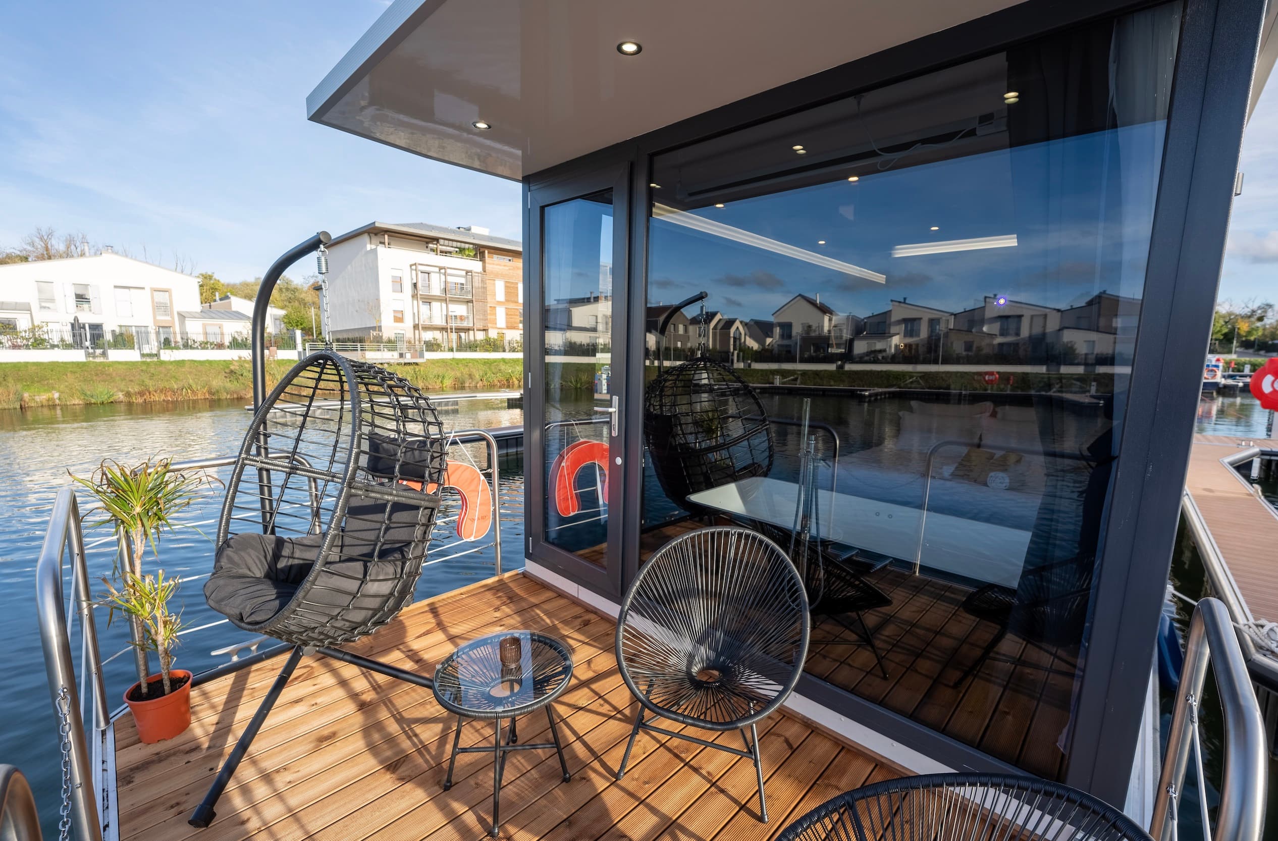 Houseboat Port Ilon